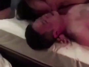 场面震撼闺蜜和老公宾馆滚床单被堵男的拼死护情人有点让人感动