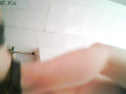 高清偷拍高中生美女嘘嘘还玩手机被偷拍了也不知道