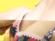 内衣展主办方故意挑一些大罩杯胸罩给模特穿 让模特乳头走光以此增加人气