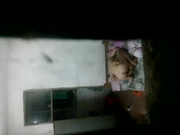 半夜趴通风气窗偷窥隔壁工友小两口过性生活