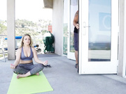 瑜伽教练在操我妻子我只能看到我短小鸡巴