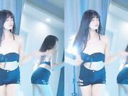 《顶流网红泄密》千元定制【咬一口兔娘】裸舞最爱还是他