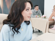 在餐厅桌子下偷偷揉捏鸡巴主动骑乘上位