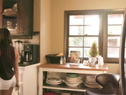 火辣的人妻在她阴户里享受着巨大的黑色鸡巴