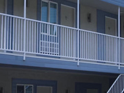 金发美女紧致的阴户被捣碎然后品尝精液