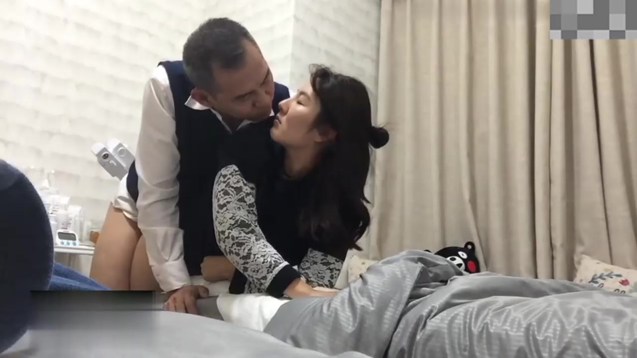 公媳乱伦事件】某县事件儿子不在家公公和儿媳偷情