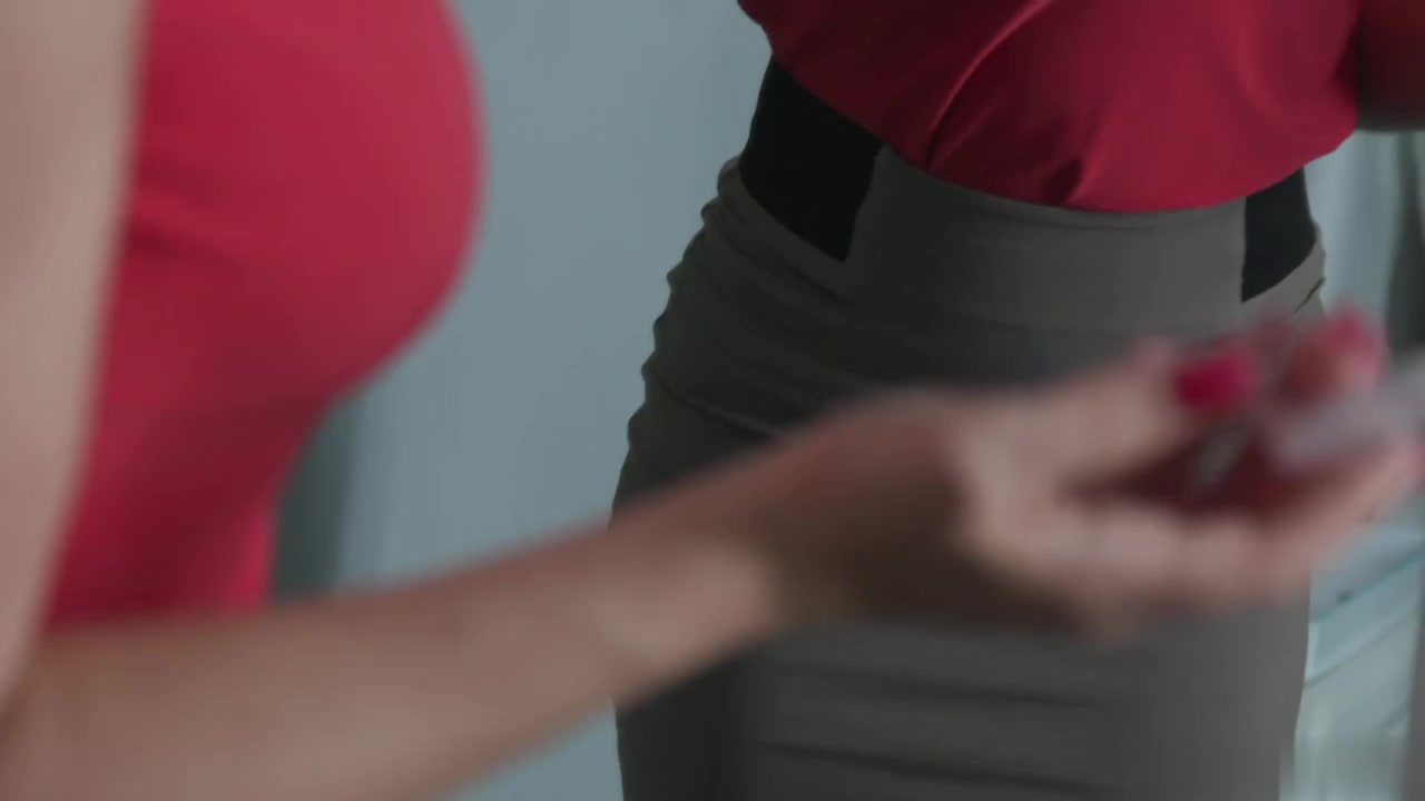 丈夫观看荡妇妻子 克里斯·林恩用大鸡巴潮吹