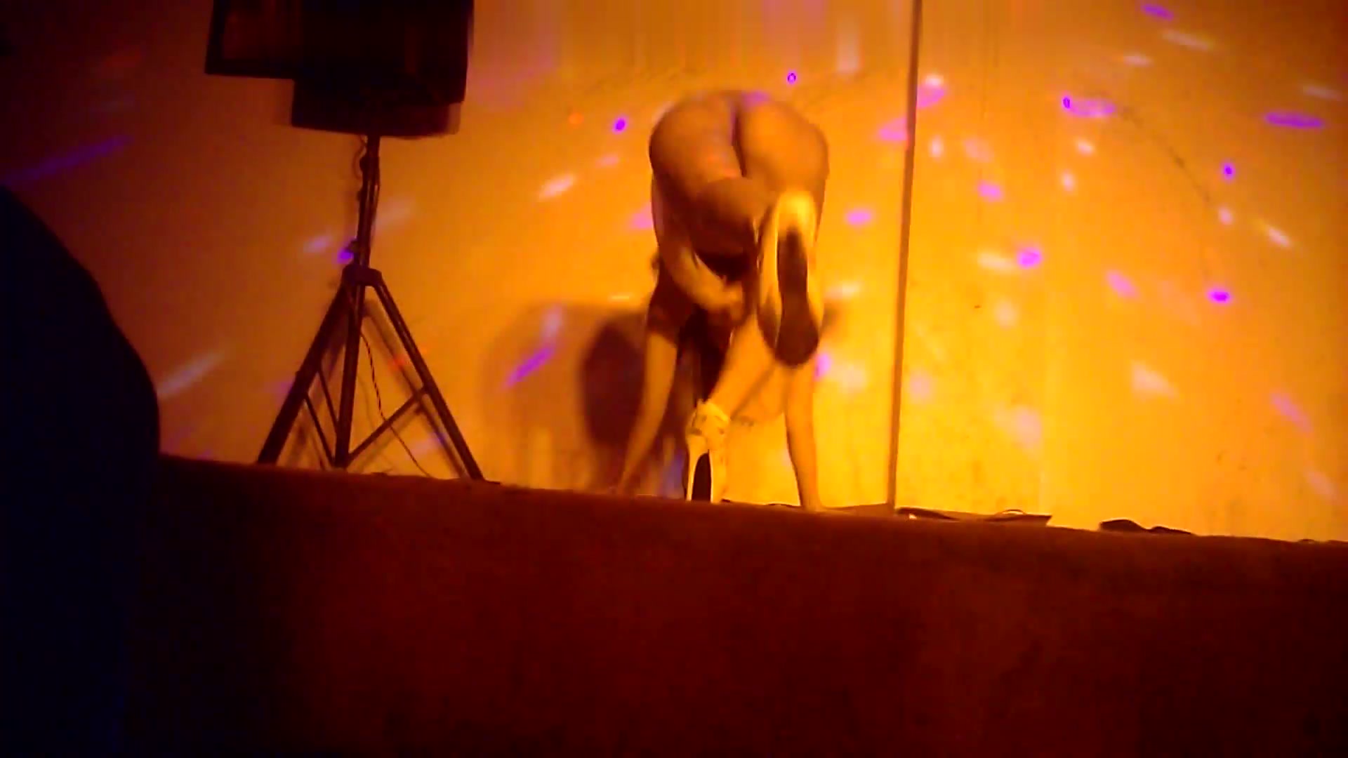 國內某地下歌舞團拍攝到的清純小妹誘惑鋼管艷舞 露奶露逼挑逗狼友 場面淫蕩