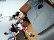 家庭攝像頭破解拍攝到的猴急大叔扒掉正在看電視的大屁股媳婦 各種花式體位啪啪無套內射 完事後邊扭屁股邊穿上衣服 露臉高清