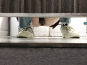 國內最新流出作品-廁拍大神尾隨妹子進入女廁拍攝尿尿 肥嫩逼逼看得欲火焚身 露臉高清