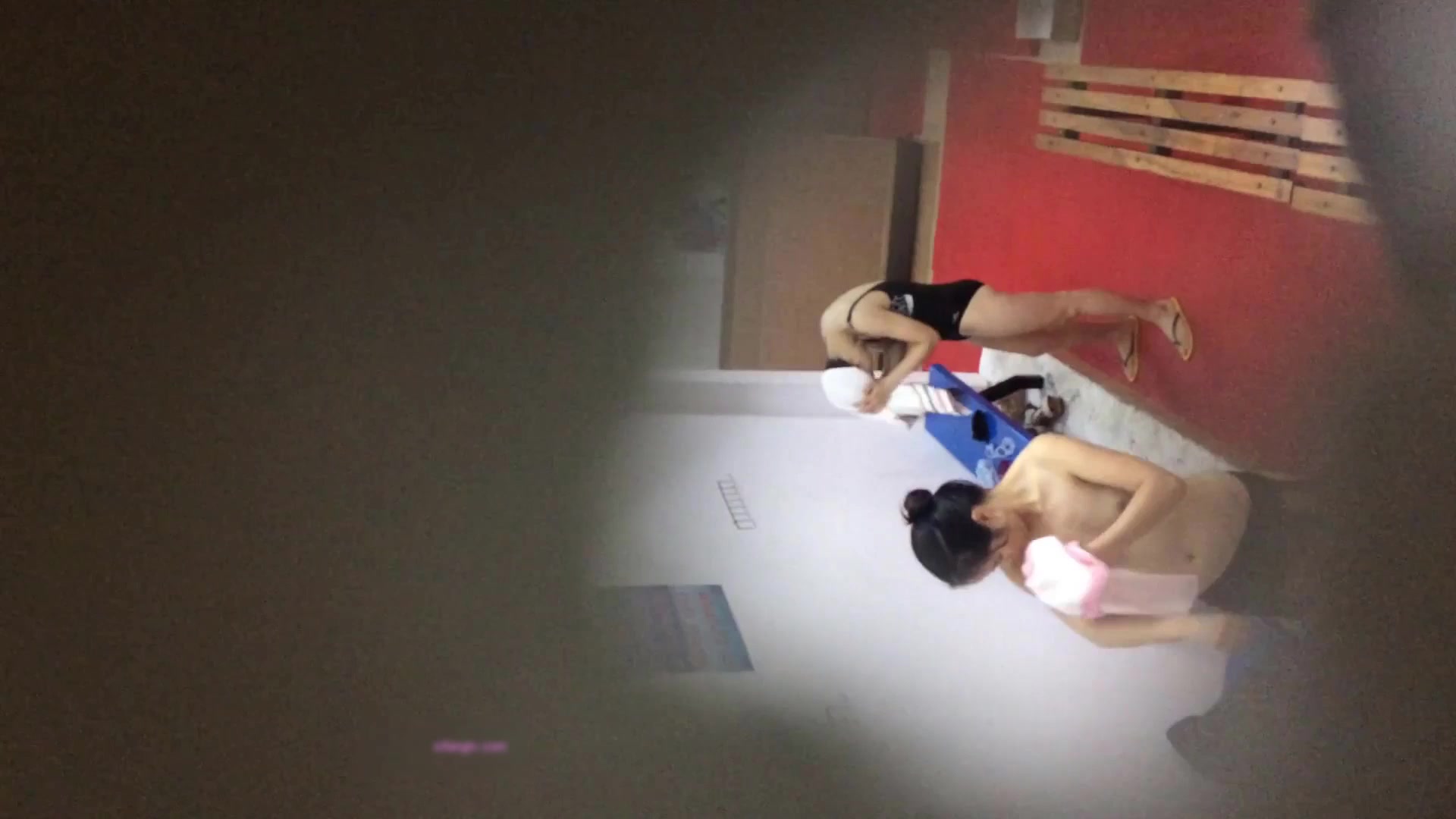 國內猥瑣大神男扮女裝暗藏偷拍設備潛入遊泳池更衣室拍攝各式漂亮妹子沐浴更換泳衣 1080P高清