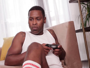 克洛伊·拉穆尔吮吸继子的鸡巴，让他打扫整个房子