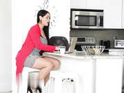 继母讨厌我的新女友贝利，因为她坚信自己是个淘金者