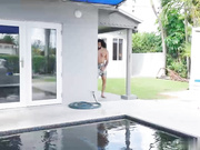 詹姆斯·安吉尔蒙住他火辣女友的眼睛，然后将他的鸡巴塞进她的嘴里