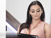 饥渴的阿玛尼·布莱克将奥利弗推进洗手间并吞下了他的大屌