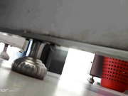 國內廁拍大神潛入某高校公共隔板溝廁多角度拍攝各式學妹如廁噓噓 貌似得還未開苞啊 1080P原版高清