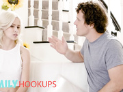 罗比·艾科在看到他的火辣继妹基亚拉·科尔自慰后操她