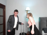 “继父和我在酒店房间。我很害怕。他拥抱了我。然后我们就做爱了”