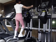 性爱健身房 后入瑜伽美妇