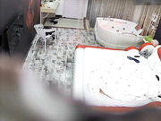 情趣酒店拍攝到的大皮床上帥氣小夥和單位寂寞離異少婦開房偷情 完事後擦逼才發現流了好多血 1080P高清