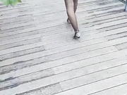 与嫂子户外踏青，趁四下无人直接干出水，最后扣的她喷出来了