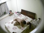 居家攝像頭破解拍攝到的寂寞小兩口過夫妻生活 邊玩手機邊操浪叫聲不斷 對白有趣～1080P高清