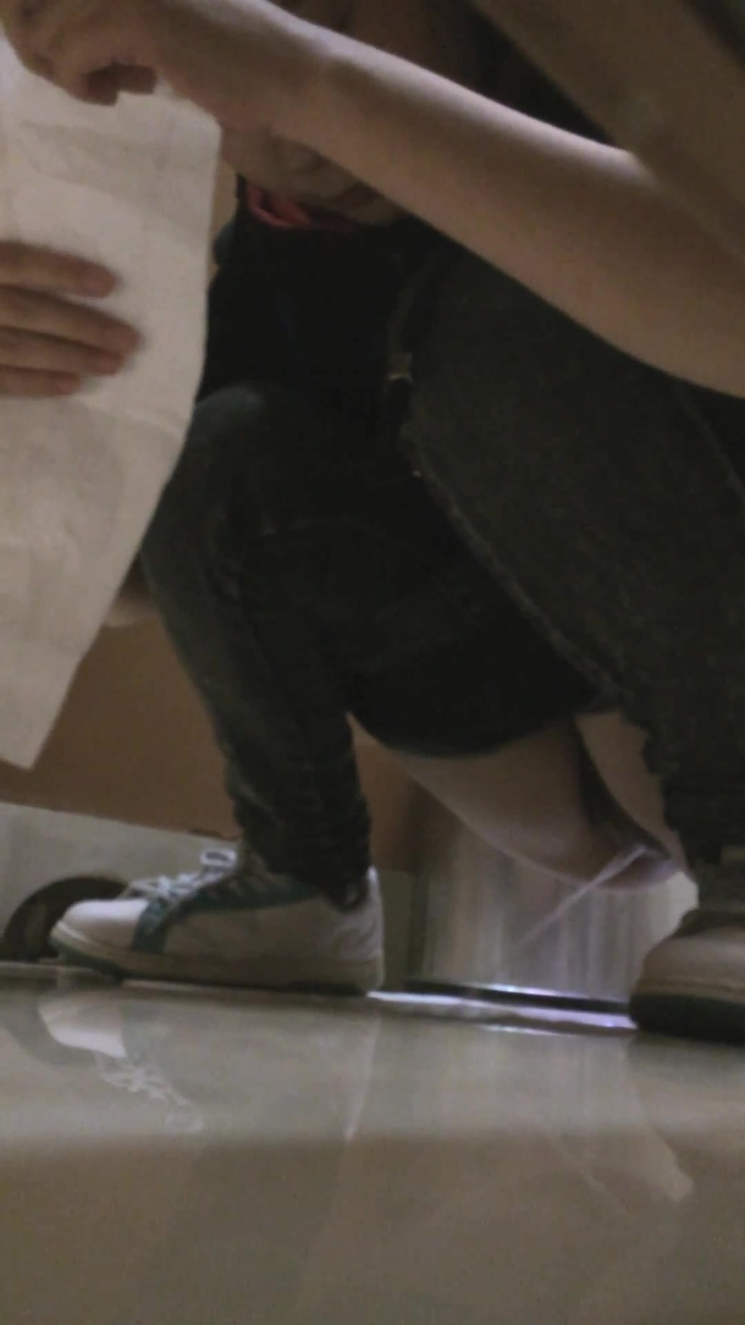 某大型商場公共衛生間全景拍攝到的各式美女少婦如廁 有個戴紫色頭飾的小姐姐人美逼逼肥嫩誘惑 1080P高清原版