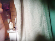 精品推薦 無良房東浴室針孔攝像頭拍攝女租客洗澡更衣給身體擦乳液 彈性堅挺大奶居然是白虎一線天饅頭穴 1080P高清原版