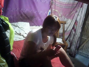 猥瑣大叔簡陋工棚出租屋約了個豐滿兼職少婦泄火 貌似是冒著大雨來的剛進屋就撲上去操 有點猛啊 720P高清