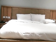 嫖妓老哥越南星級酒店開房現場直播高價找了個長發兼職美少婦啪啪 主動翹臀後入高潮呻吟連連 國語對白