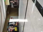 最新流出廁拍大神潛入某公共衛生間拍攝各式美女少婦如廁 貌似有個身材高挑長發美女私處保養的非常好 1080P高清原版