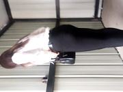 某縣城廣場旁邊的簡易旱廁拍攝到的漂亮妹子如廁 貌似環境和衛生還不錯 1080P高清