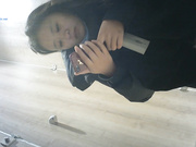 最新流出國內廁拍大神潛入某商場公共女廁全景偷拍各式美女如廁噓噓 貌似有幾個妹子是做兼職的奶茶店服務員 1080P高清原版