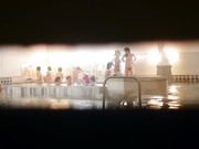 最新流出女偷拍客針孔攝像頭偷拍某美容會所洗浴中心大浴池各式美女少婦泡澡 雪白肌膚苗條身材看得讓人欲火焚身 720P高清原版