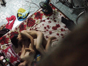 猥瑣房東偷拍性感漂亮美女下班回來洗完澡被男友拉到床上各種姿勢狠狠抽插 連續幹了3次直接累趴下了 1080P高清