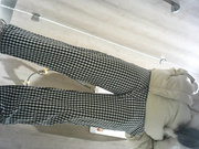 最新流出國內廁拍大神潛入某商場公共女廁全景偷拍各式美女少婦如廁噓噓 貌似有個眼鏡妹子邊看手機邊尿 1080P高清原版