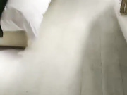 土豪大叔星級酒店開房現場直播高價約了個酒吧高顏值魔鬼身材DJ美女啪啪 沙發上互舔互插抱起來操 連續幹了兩炮直接累趴下了 國語對白