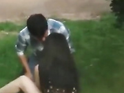手机偷拍楼下草地一对饥渴情侣男的在给女的舔鲍鱼