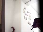 商场内衣专卖店，多角度偷拍换衣间小姐姐试穿奶罩和瑜伽裤，还挺干净的，完事用湿巾擦擦身体