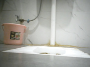 商场女蹲厕真实偷拍，数位小姐姐方便，同步露脸全身，瑜伽裤大穴美少妇，尿尿还把B掰开不知为什么