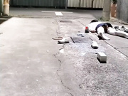 00後JK妹子醉倒在小巷子內，被路過的小哥摁在地上撩開裙子就是一頓猛操，還瘋狂口爆，簡直爽翻了！