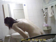 咸湿房东低价出租，真实偷拍合租姐妹日常洗澡，肤白美乳阴毛性感