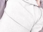 海角乱伦大神爱上亲妹妹❤️下雨天爸妈不在家和妹妹独处，趁她打王者开语音的时候强行插入让她对着手机放肆淫叫