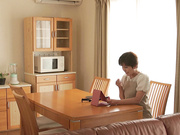 ROE-448 ハメ撮りNTR 親友から誤送信された「ハメ撮り動画」に映っていた相手は僕の母だった。 桐岡さつき - 1of5