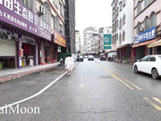 天花板露出狂人御姐【cikaimoon】最新作品，白天大胆露出无视路人，调戏老头大叔