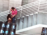 户外楼梯拍到一对情侣 男的先舔女的骚穴 然后女的再含男的长枪 最后被发现偷拍