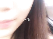 高颜值美女主播为了吸粉直播公路拦车勾引司机操她,司机怕是仙人跳不敢操,美女说：只想让你干,我不讹你钱,我给你钱好吗!