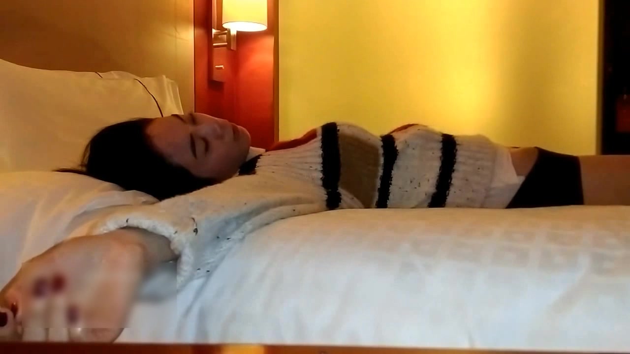 【重磅推荐】非常有气质漂亮的极品平面模特参加商务聚餐被灌醉后带到酒店被换了3套衣服每换一套就干一次!