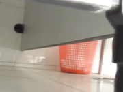 最新流出潜入艺术学院女厕TP第13季妹子的裤子很潮啊骷髅头