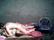 棚户区站街女卖淫暗拍小姐说热死了问嫖客戴不戴套